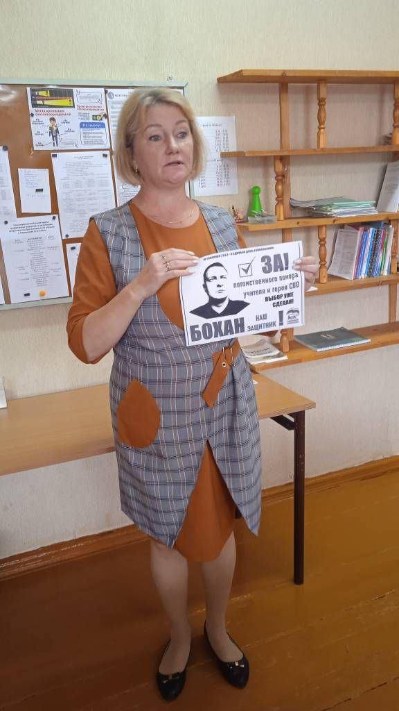 "Патриотический абсурд". Учителей в РФ выставили на посмешище, заставив носить шлемы из фольги